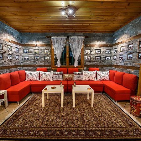 Traditional Guesthouse ตริกาลา ภายนอก รูปภาพ