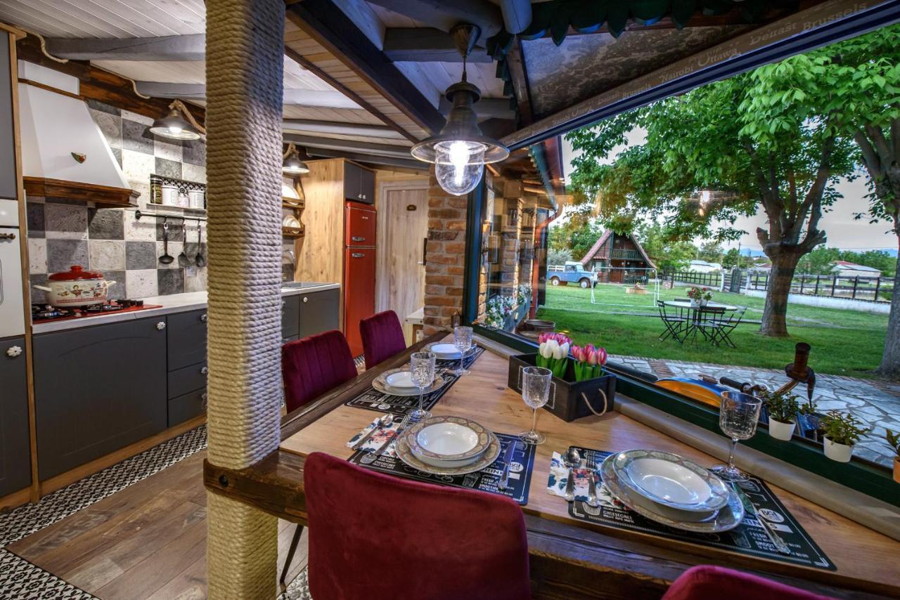Traditional Guesthouse ตริกาลา ภายนอก รูปภาพ