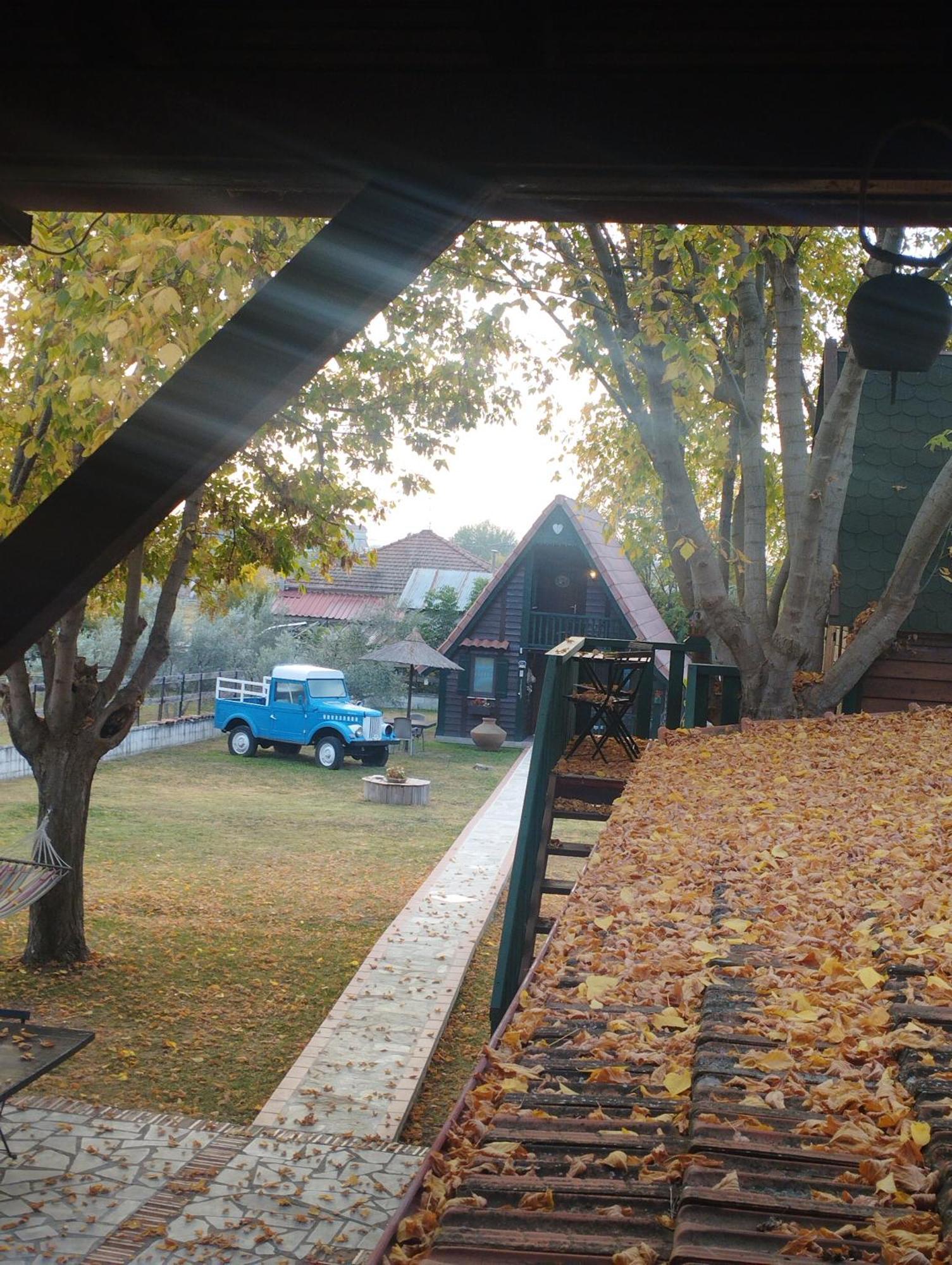 Traditional Guesthouse ตริกาลา ภายนอก รูปภาพ