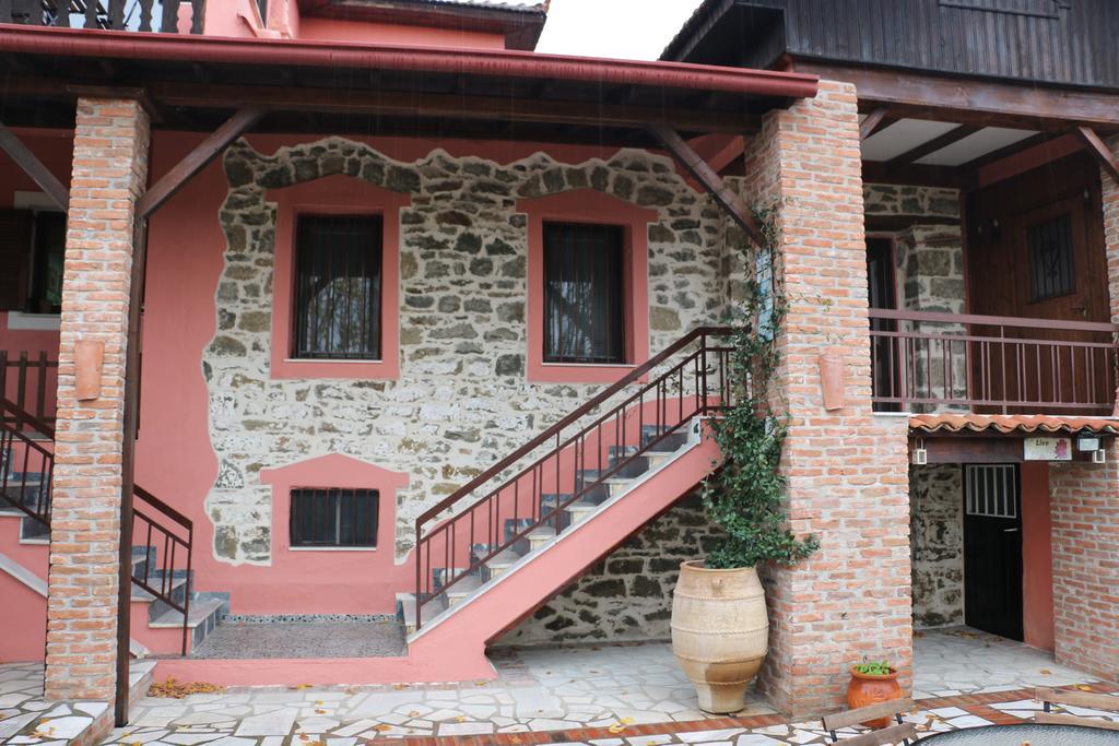 Traditional Guesthouse ตริกาลา ภายนอก รูปภาพ
