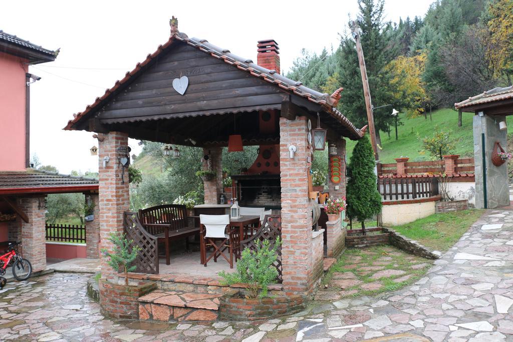 Traditional Guesthouse ตริกาลา ภายนอก รูปภาพ