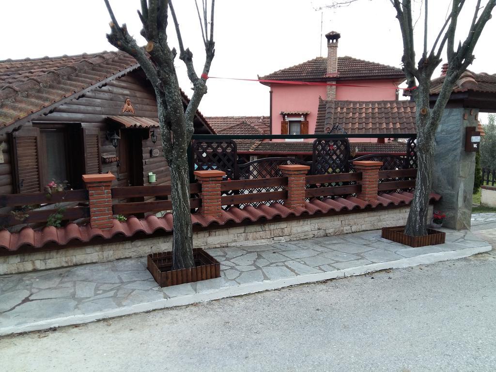 Traditional Guesthouse ตริกาลา ภายนอก รูปภาพ
