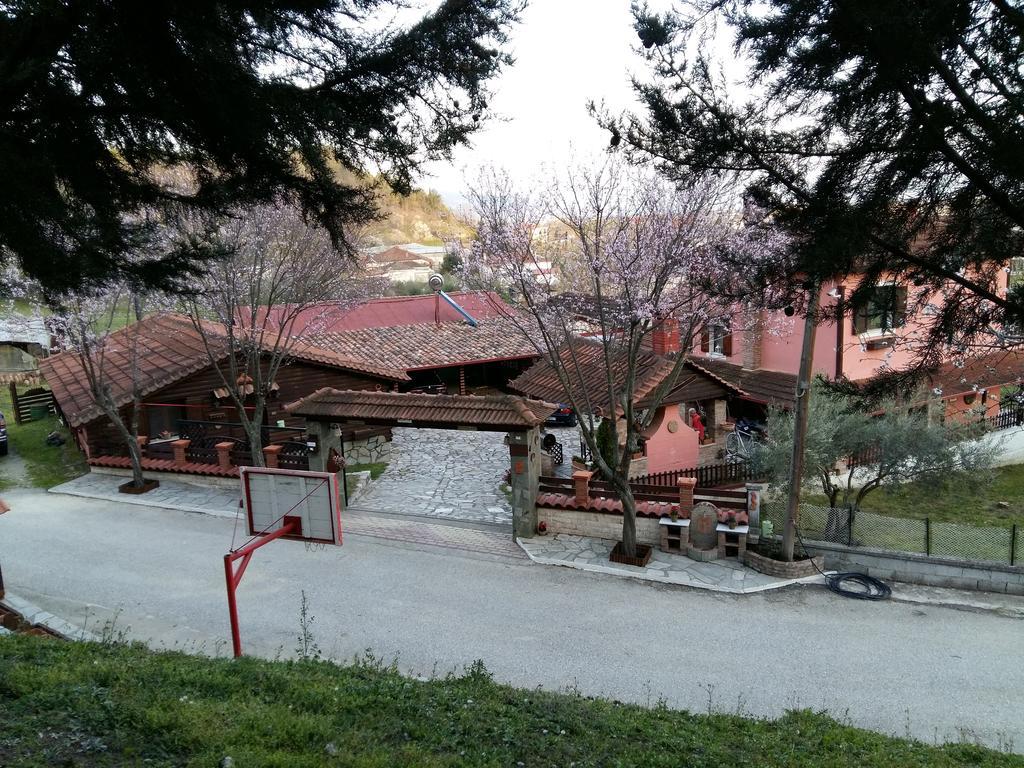 Traditional Guesthouse ตริกาลา ภายนอก รูปภาพ