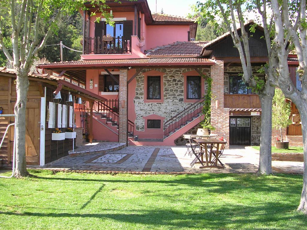 Traditional Guesthouse ตริกาลา ภายนอก รูปภาพ