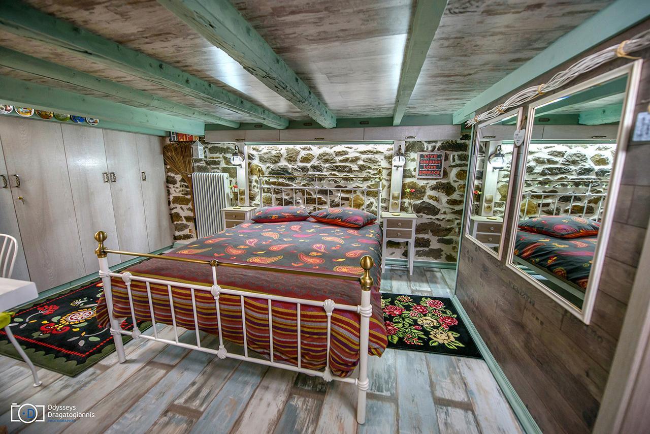 Traditional Guesthouse ตริกาลา ภายนอก รูปภาพ