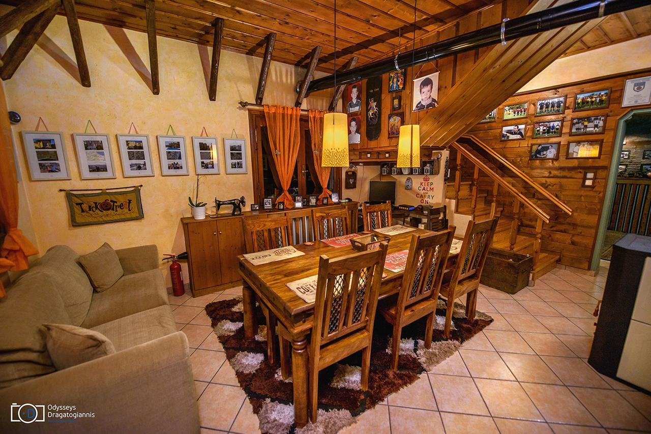 Traditional Guesthouse ตริกาลา ภายนอก รูปภาพ