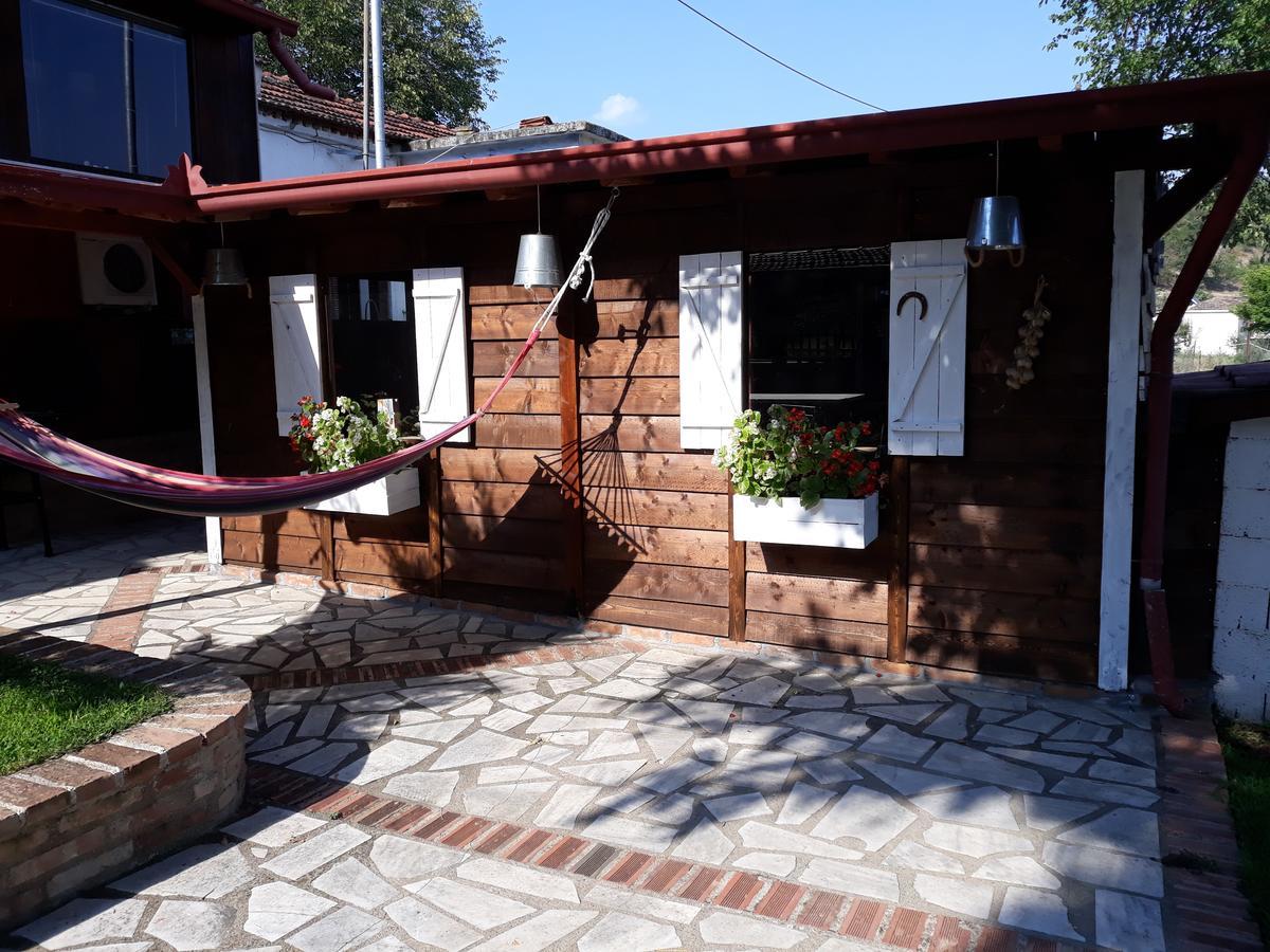 Traditional Guesthouse ตริกาลา ภายนอก รูปภาพ