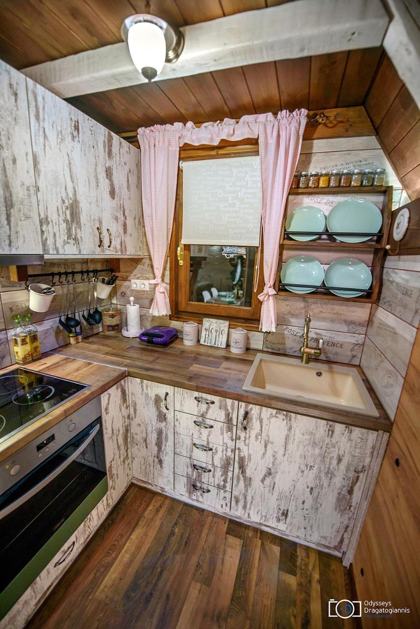 Traditional Guesthouse ตริกาลา ภายนอก รูปภาพ