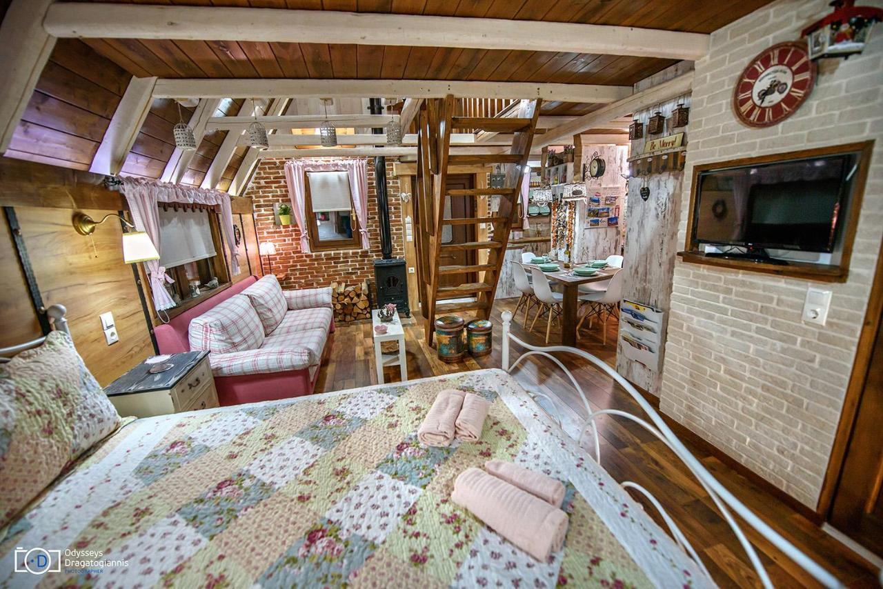 Traditional Guesthouse ตริกาลา ภายนอก รูปภาพ