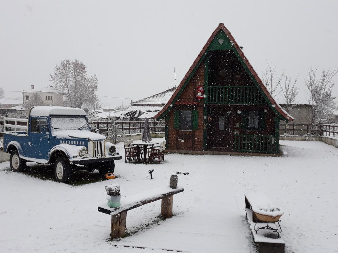 Traditional Guesthouse ตริกาลา ภายนอก รูปภาพ